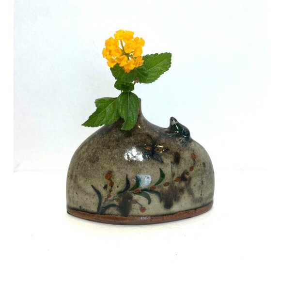Vintage Studio Art Frog Bud Vase High Gloss Ceramic Floral Detailing Felt Pads - Picture 5 of 7